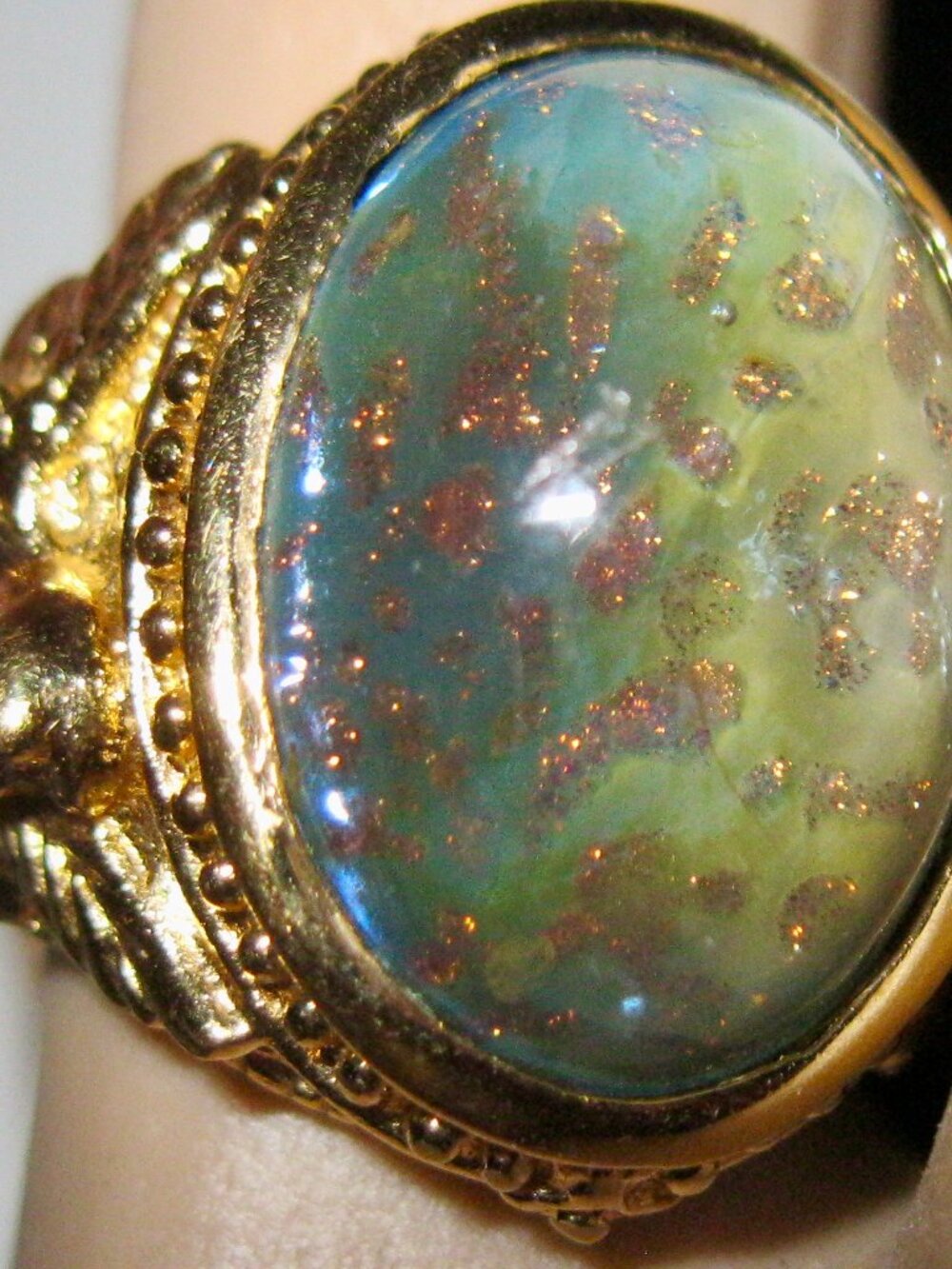 KIRKS FOLLY RARE/VINTAGE/SIGNED SIZE 8 MOONSTONE-LIKE RING IN GOLDTONE FINISH